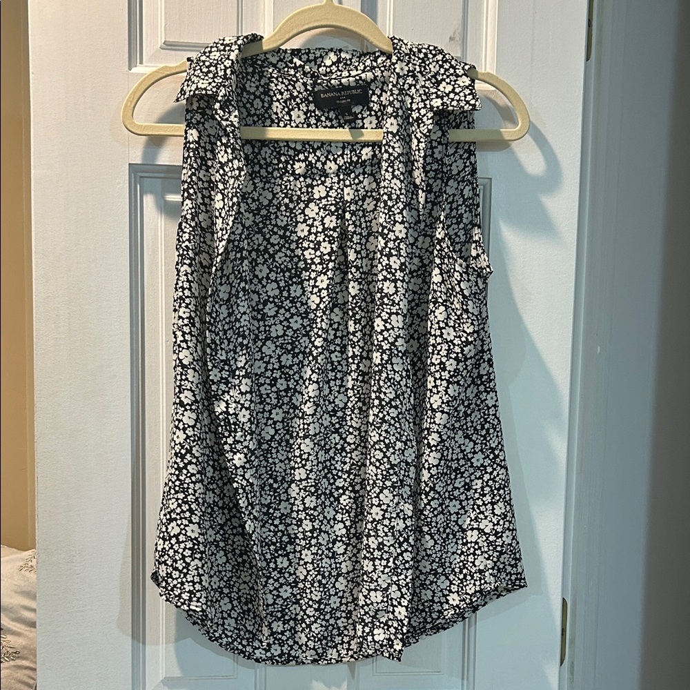 Banana Republic Black and White Floral Sleeveless Blouse